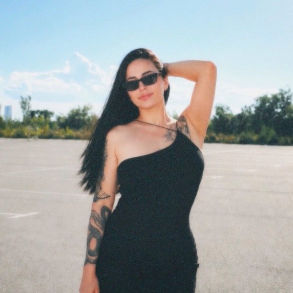 @miralunaa